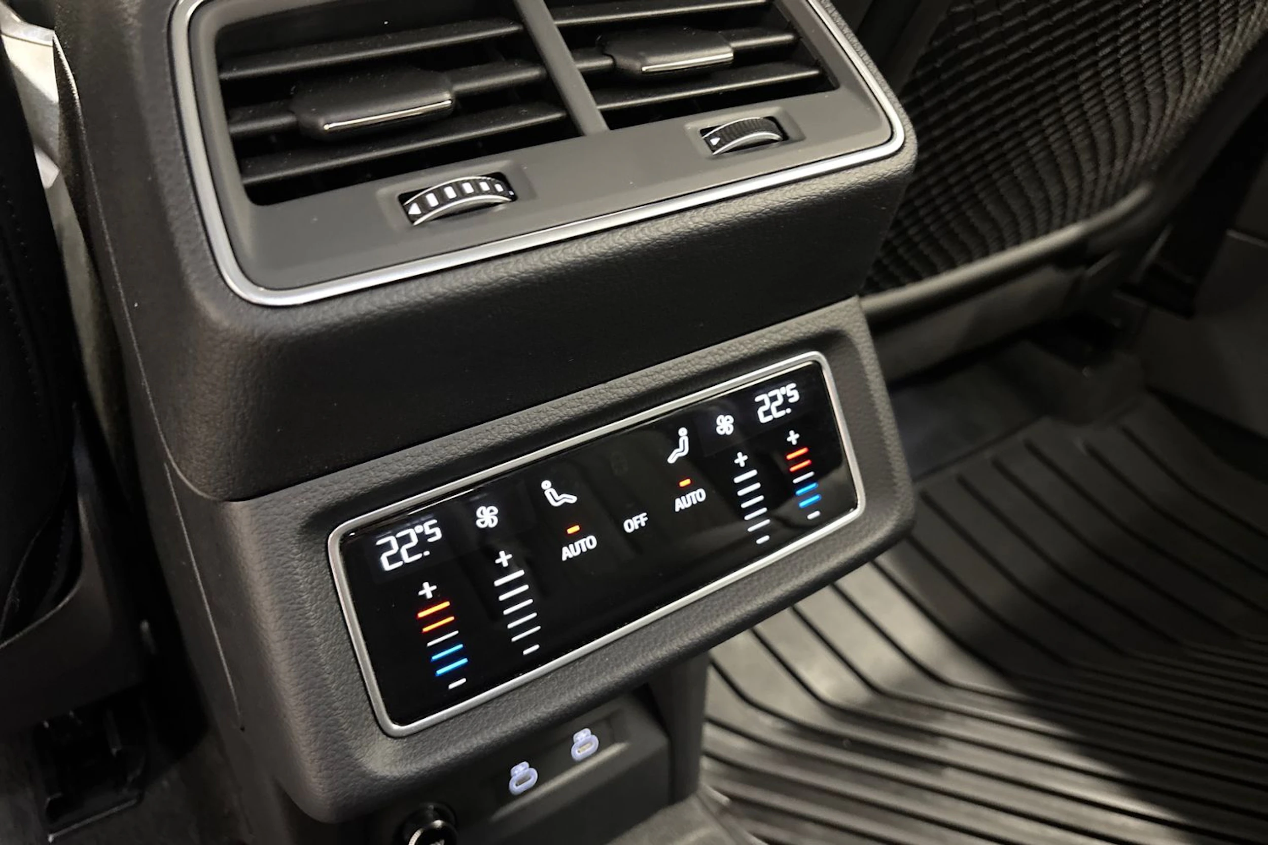musta Audi e-tron 2022 kuva 21.