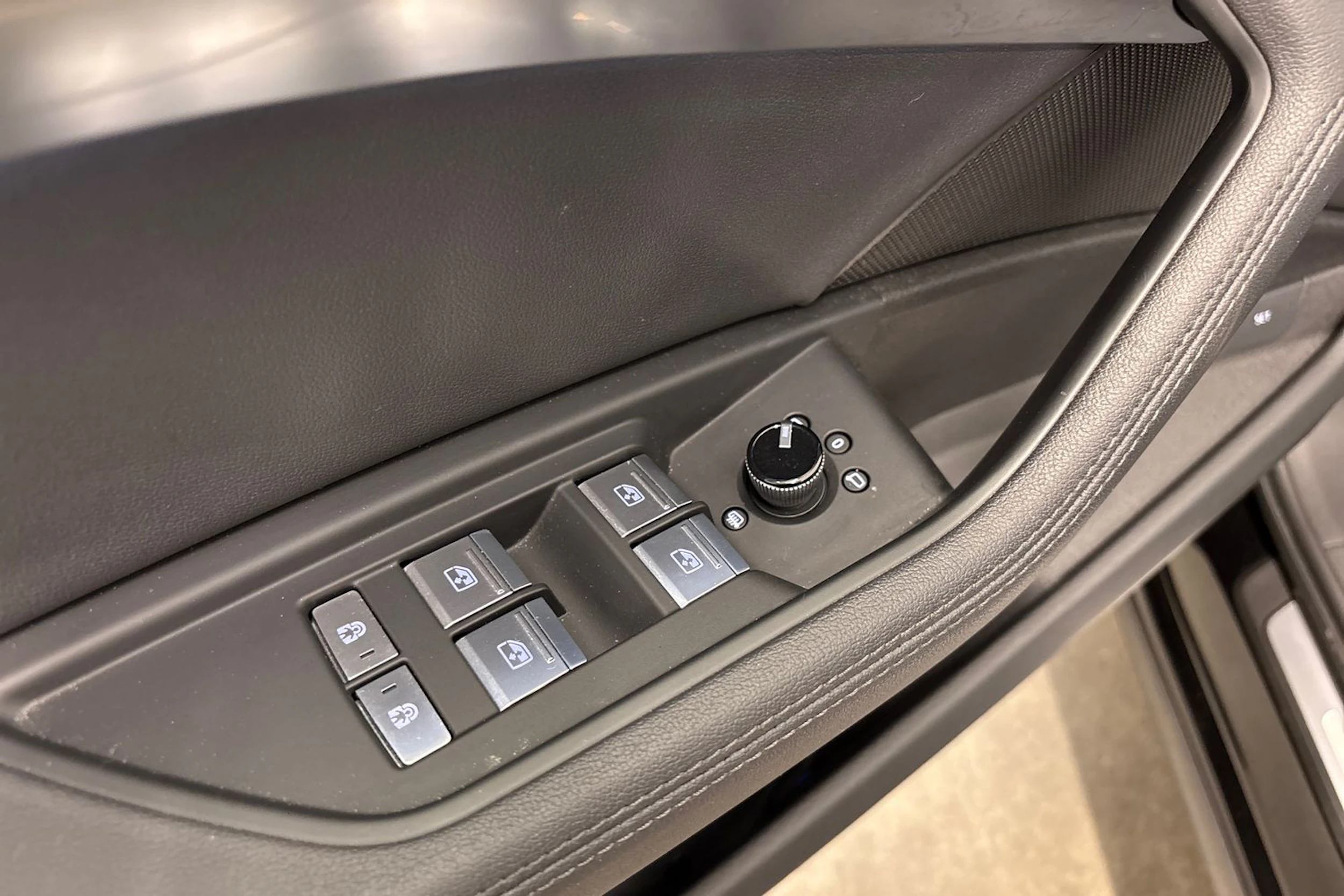 musta Audi e-tron 2022 kuva 22.