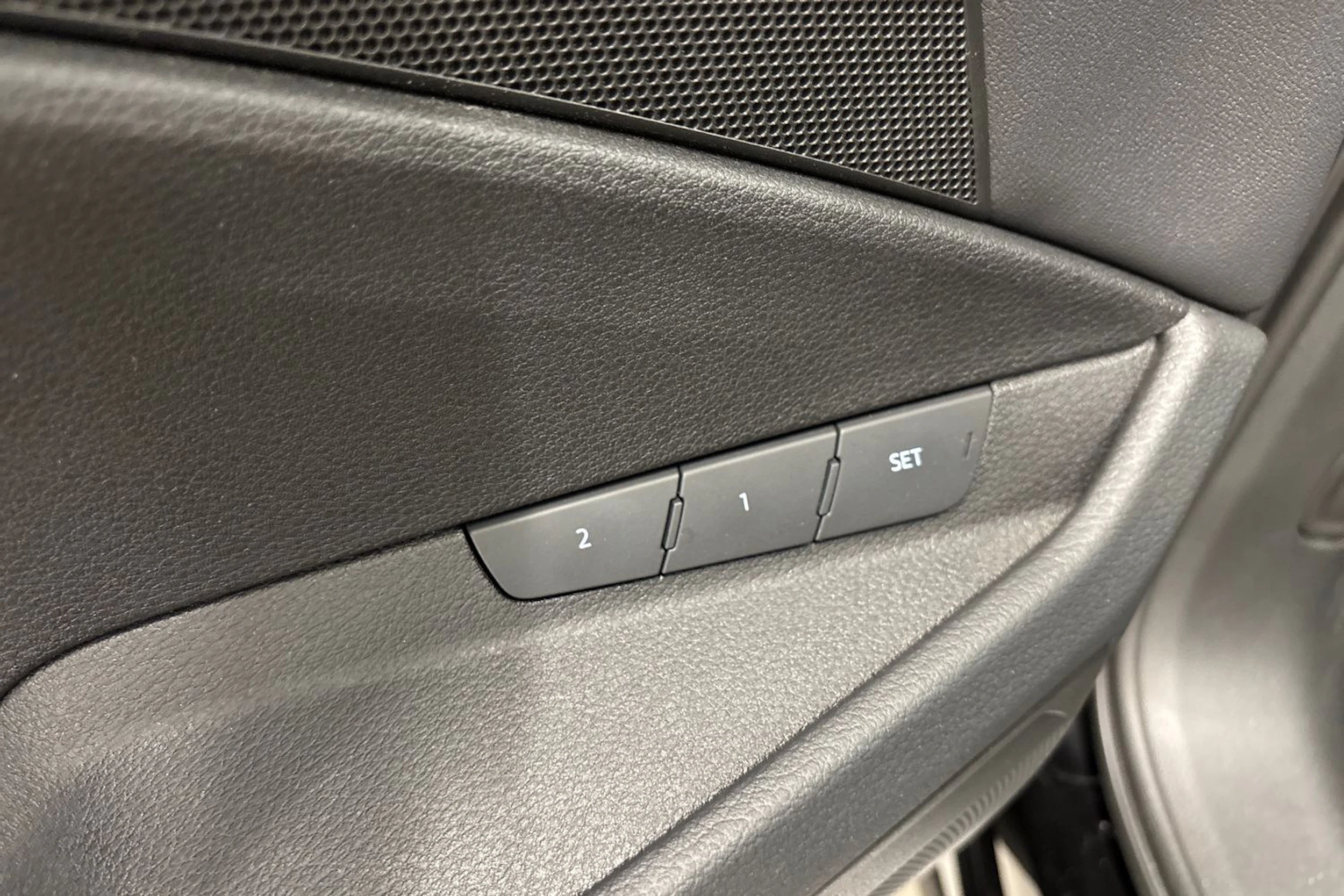 musta Audi e-tron 2022 kuva 23.