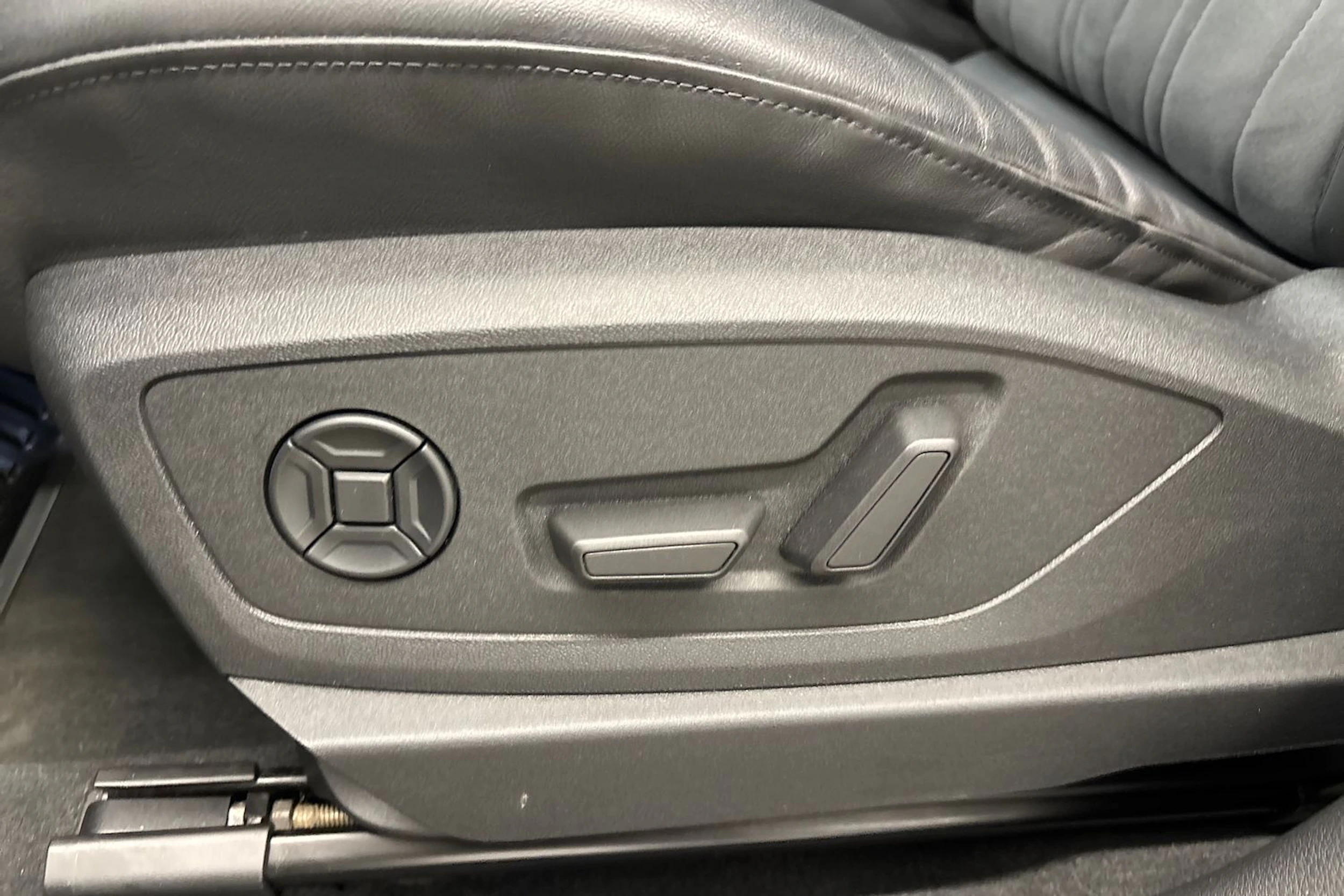 musta Audi e-tron 2022 kuva 24.