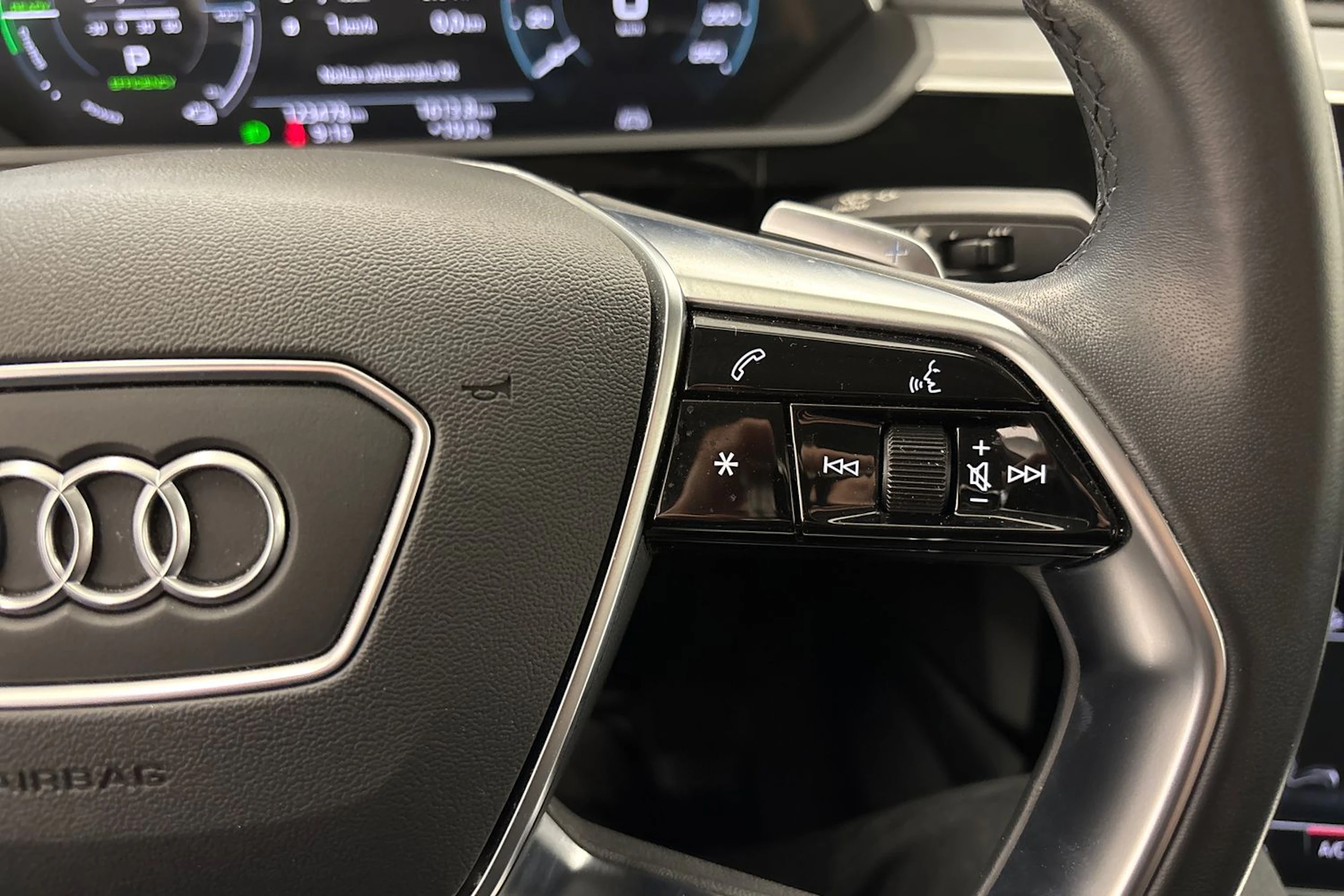 musta Audi e-tron 2022 kuva 26.
