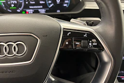 musta Audi e-tron 2022 kuva 26.