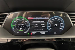 musta Audi e-tron 2022 kuva 28.