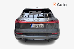harmaa Audi e-tron 2022 kuva 3.