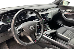 harmaa Audi e-tron 2022 kuva 6.