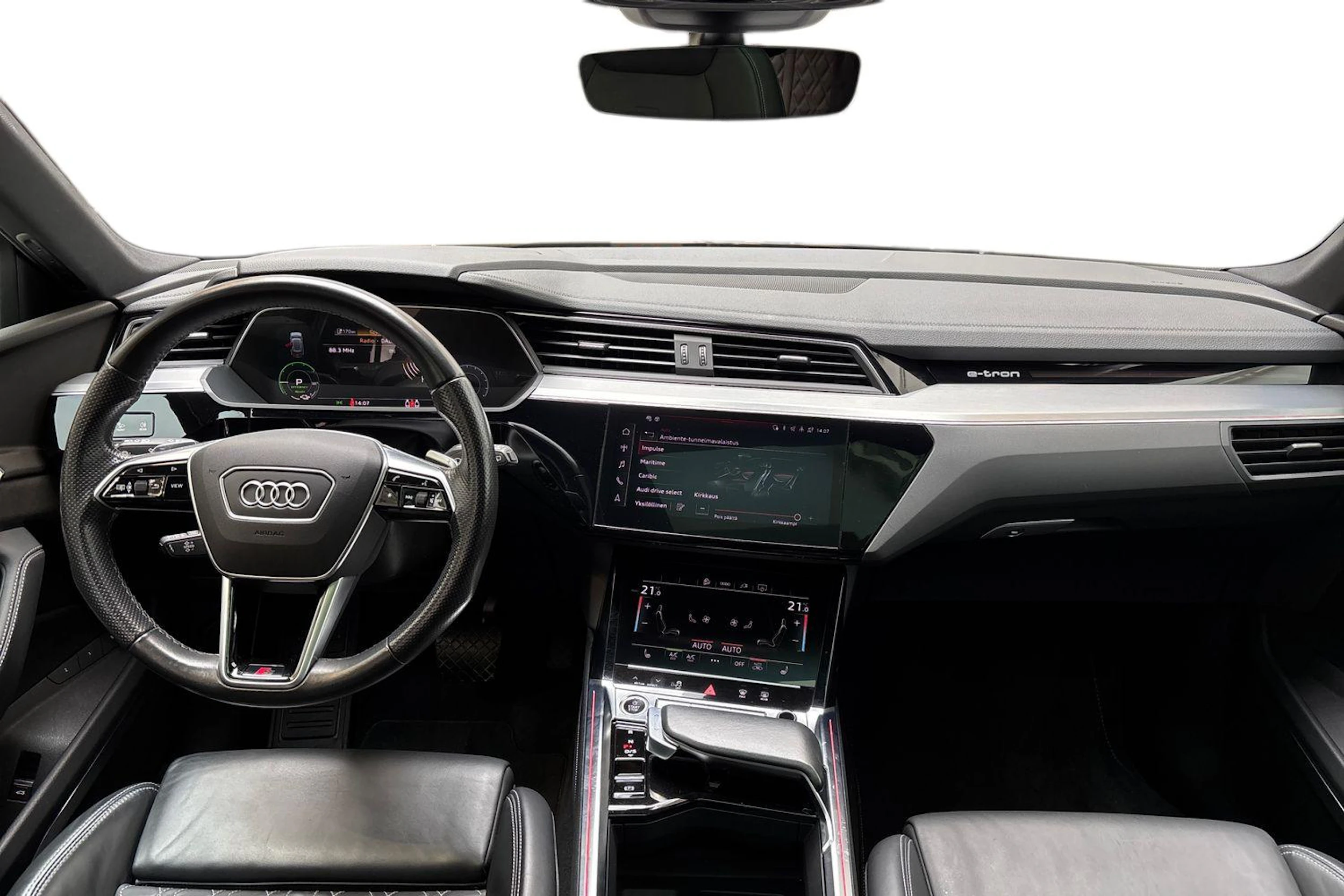harmaa Audi e-tron 2022 kuva 7.