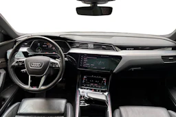 harmaa Audi e-tron 2022 kuva 7.