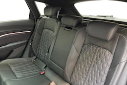 harmaa Audi e-tron 2022 kuva 8.
