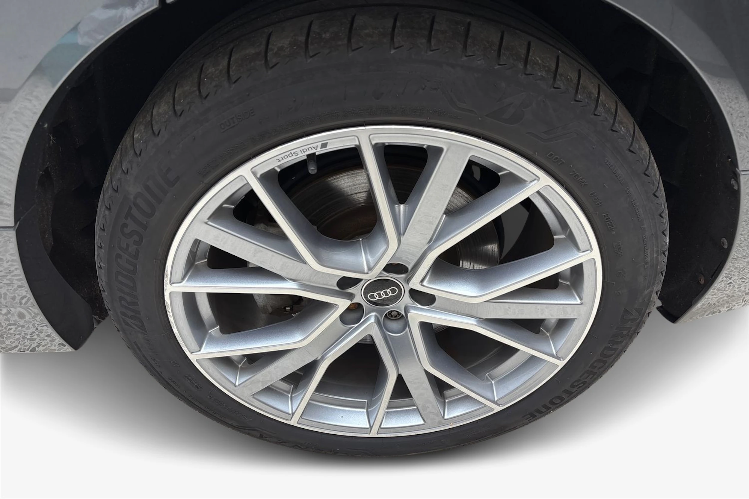 harmaa Audi e-tron 2022 kuva 9.