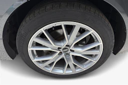harmaa Audi e-tron 2022 kuva 9.