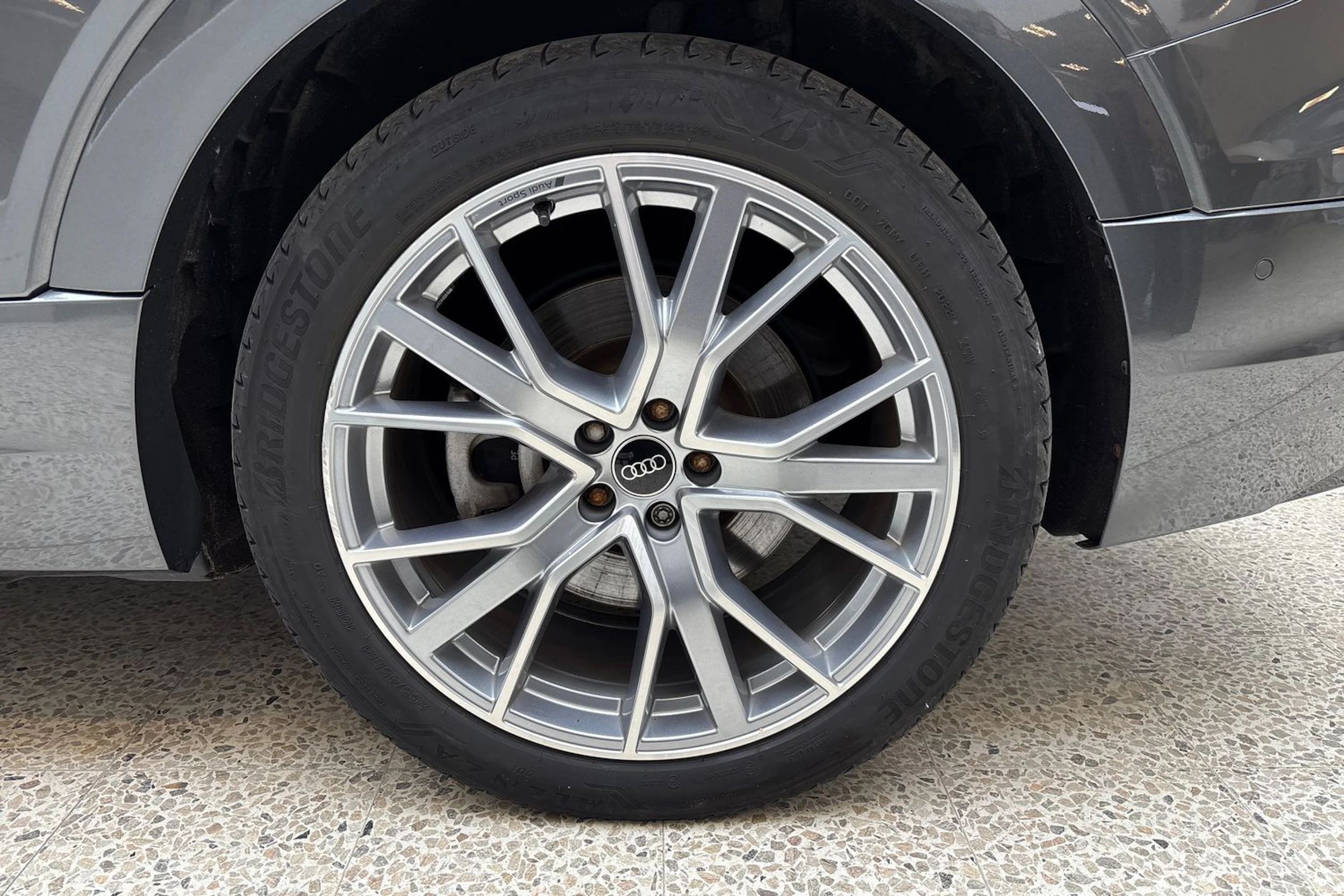 harmaa Audi e-tron 2022 kuva 10.