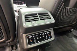 harmaa Audi e-tron 2022 kuva 14.