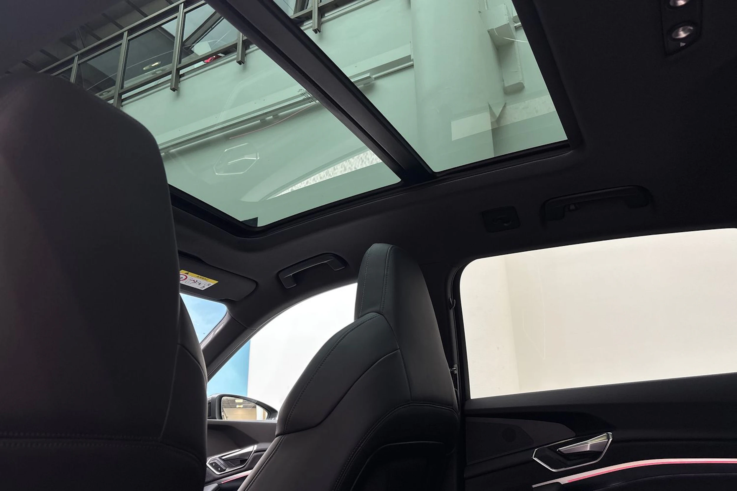 harmaa Audi e-tron 2022 kuva 15.
