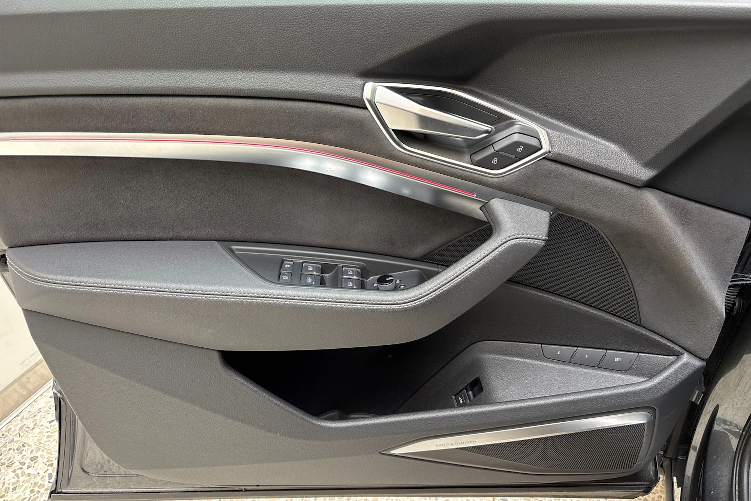 harmaa Audi e-tron 2022 kuva 16.