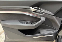harmaa Audi e-tron 2022 kuva 16.