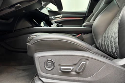 harmaa Audi e-tron 2022 kuva 17.