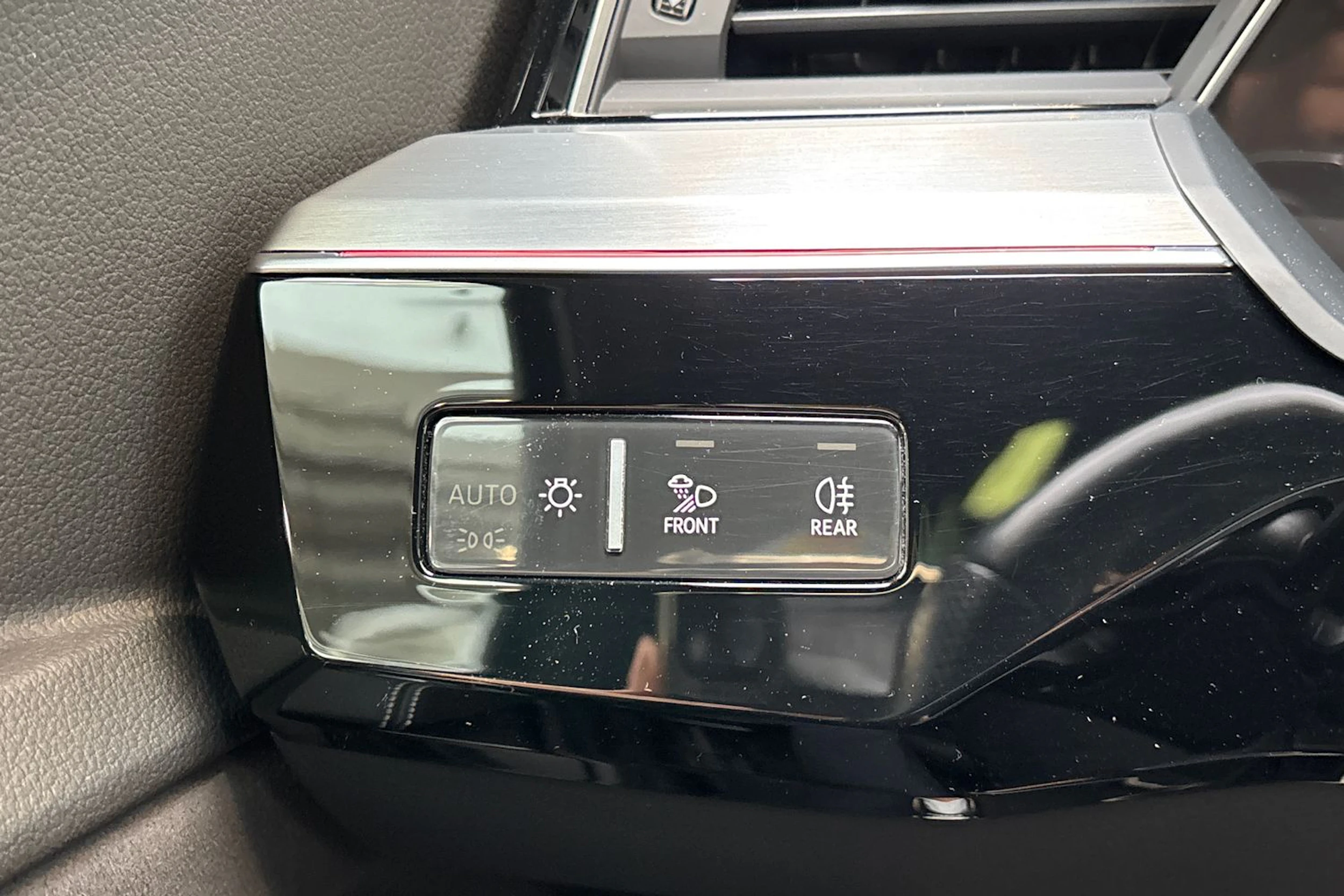 harmaa Audi e-tron 2022 kuva 18.
