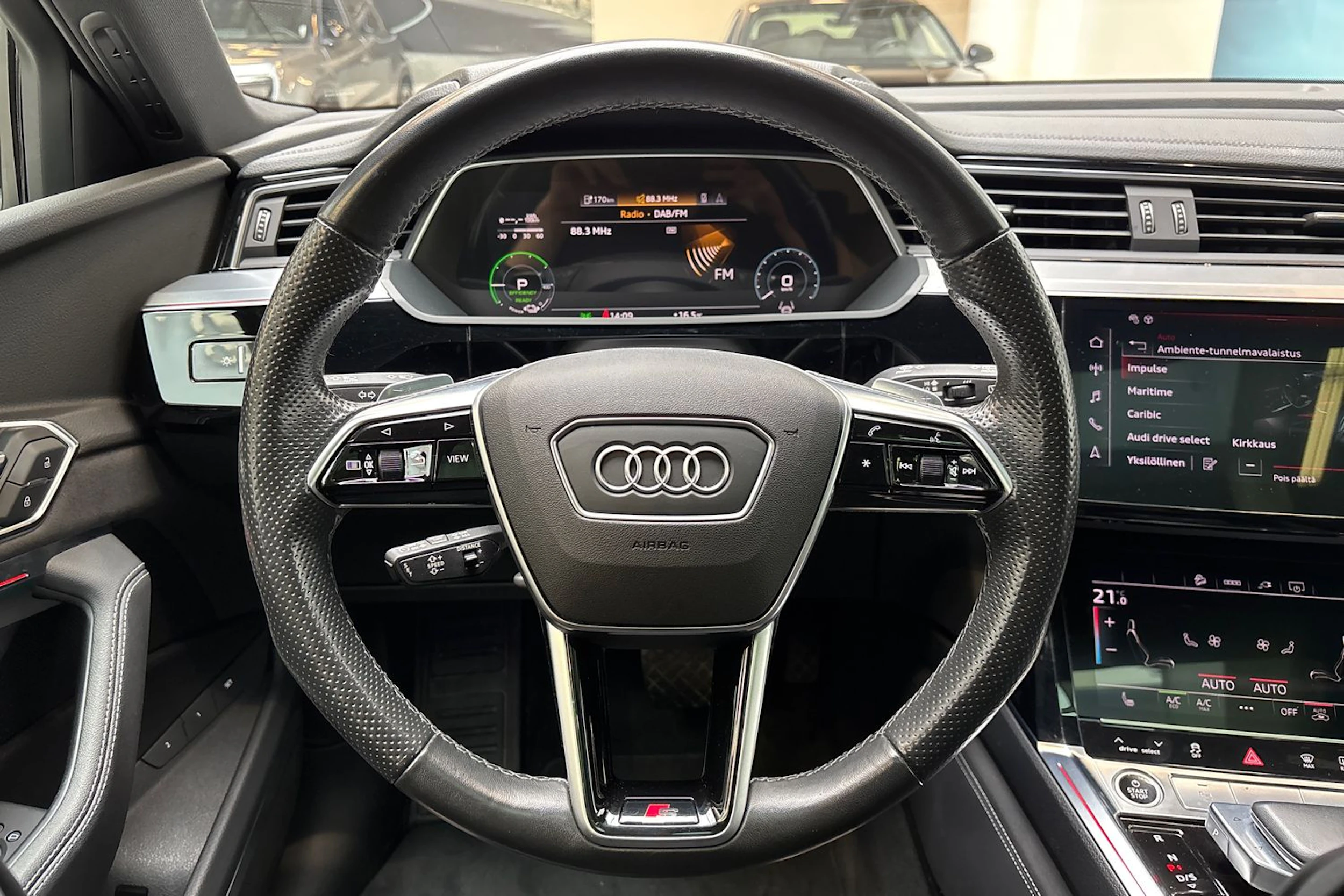harmaa Audi e-tron 2022 kuva 19.