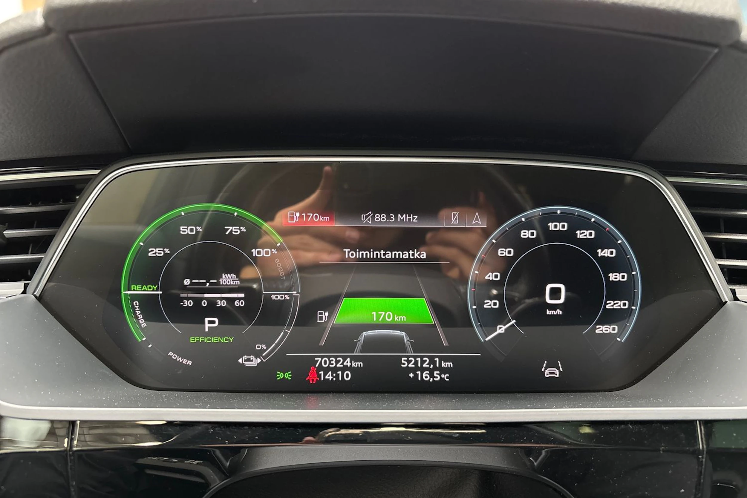 harmaa Audi e-tron 2022 kuva 20.