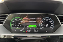 harmaa Audi e-tron 2022 kuva 20.