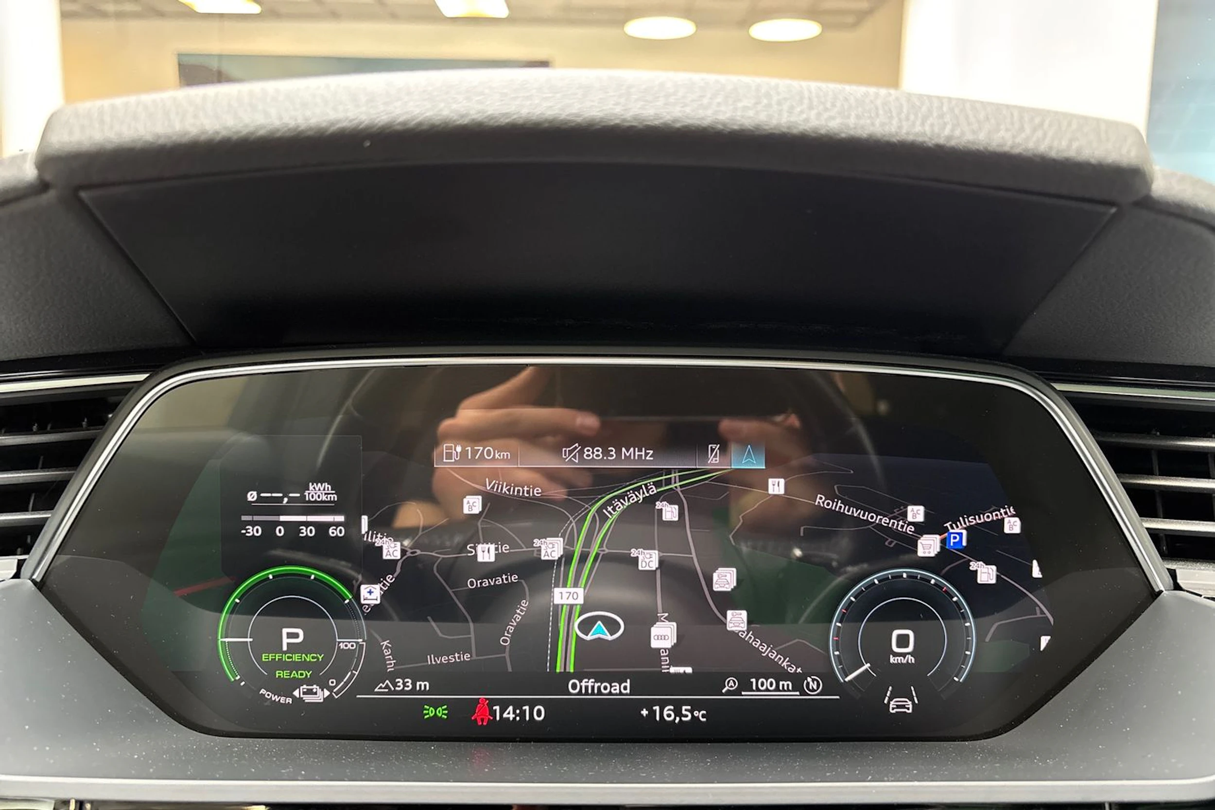 harmaa Audi e-tron 2022 kuva 21.