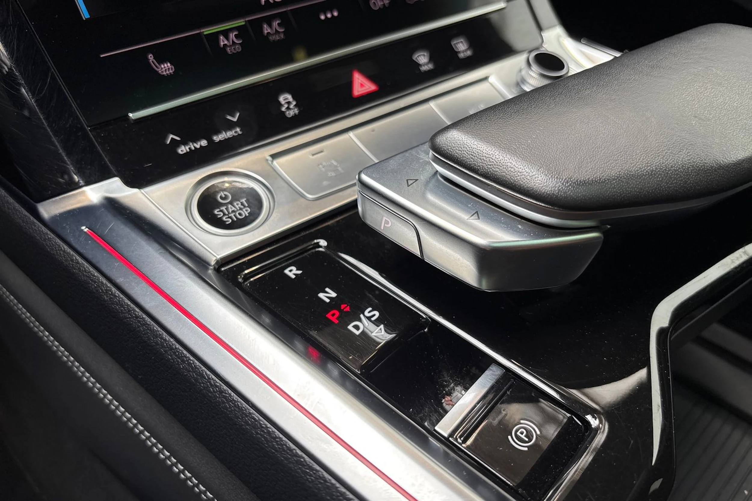 harmaa Audi e-tron 2022 kuva 23.