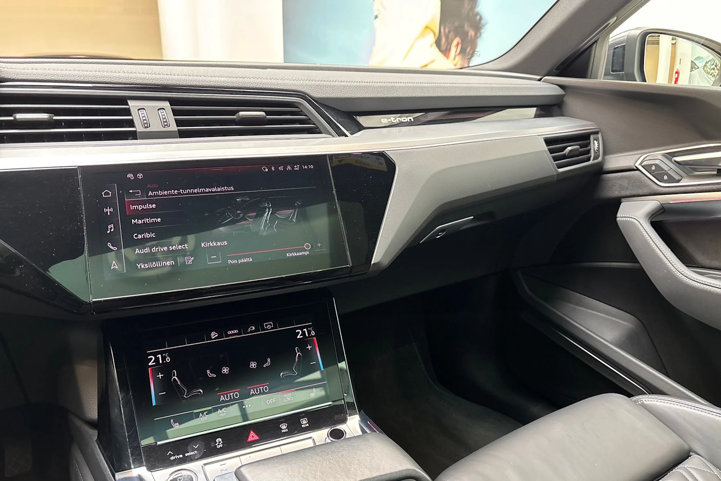 harmaa Audi e-tron 2022 kuva 24.