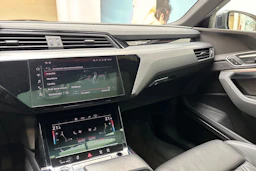 harmaa Audi e-tron 2022 kuva 24.