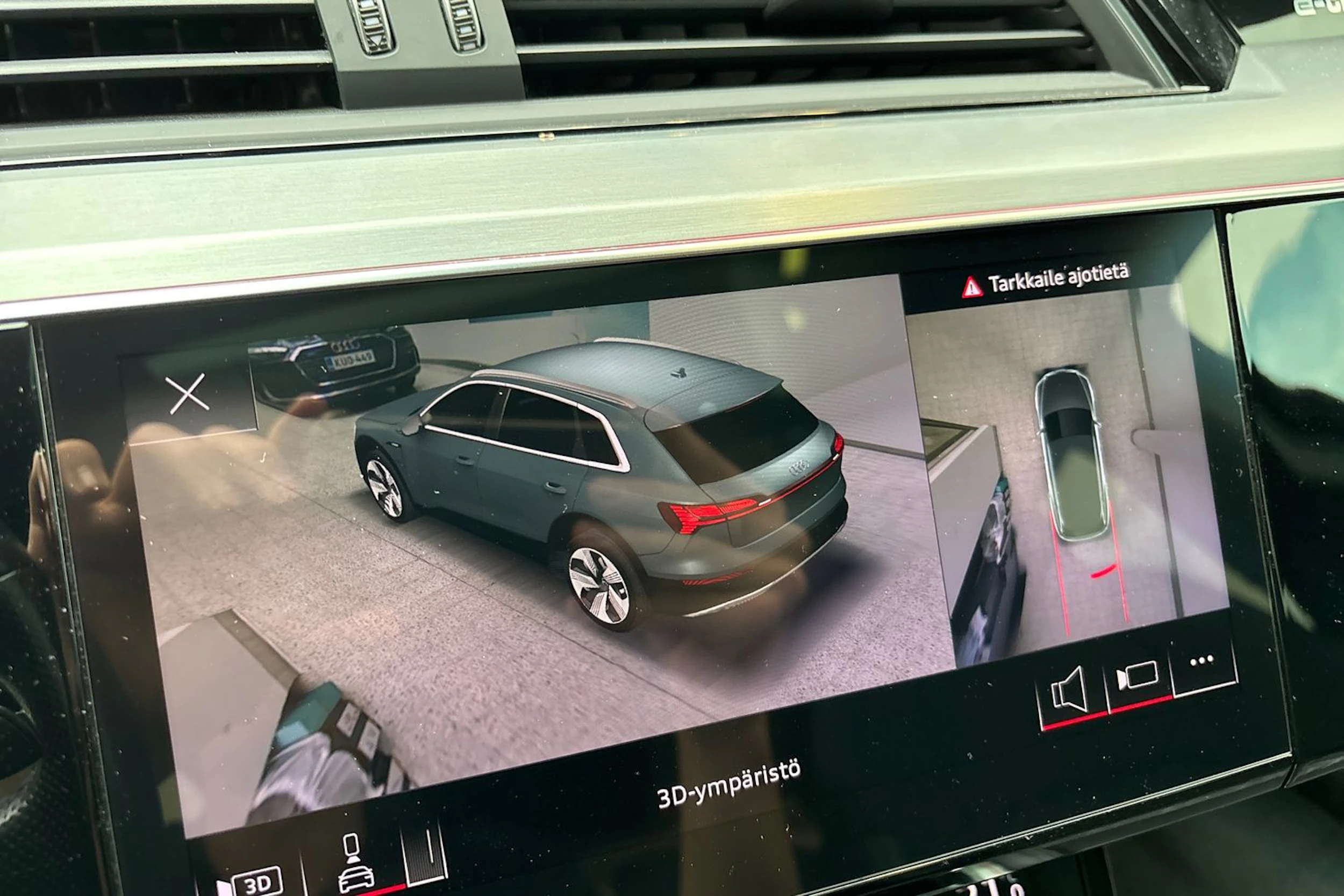 harmaa Audi e-tron 2022 kuva 26.
