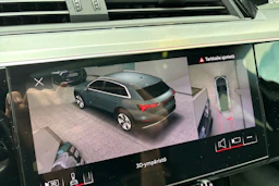 harmaa Audi e-tron 2022 kuva 26.