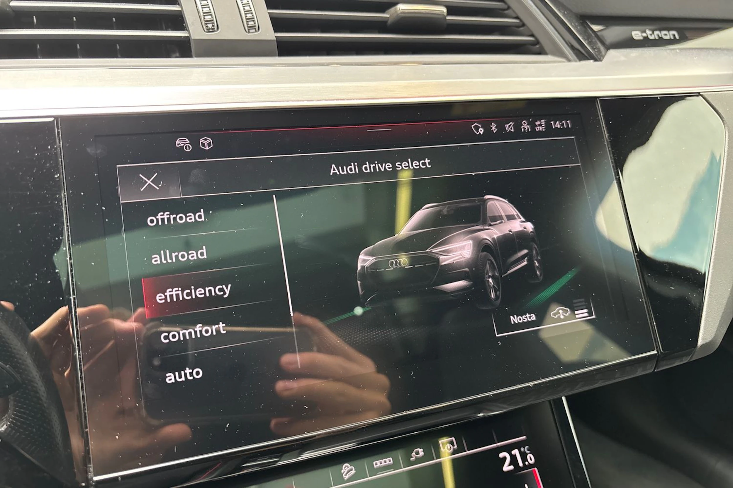 harmaa Audi e-tron 2022 kuva 27.