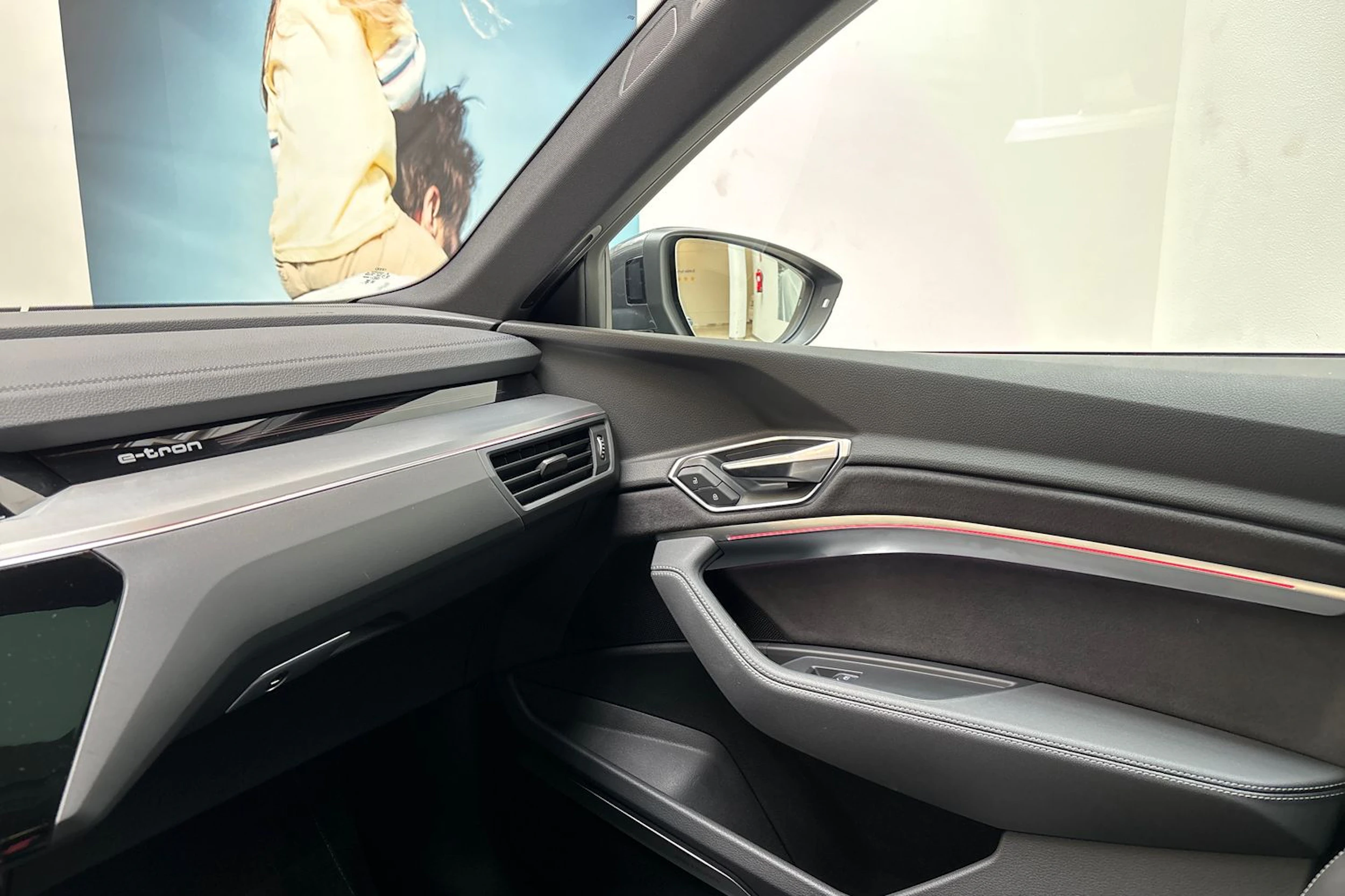 harmaa Audi e-tron 2022 kuva 29.
