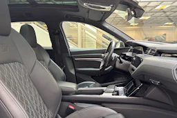 harmaa Audi e-tron 2022 kuva 30.