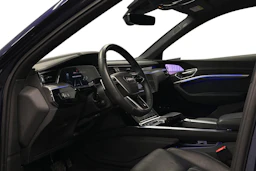 sininen Audi e-tron 2022 kuva 6.