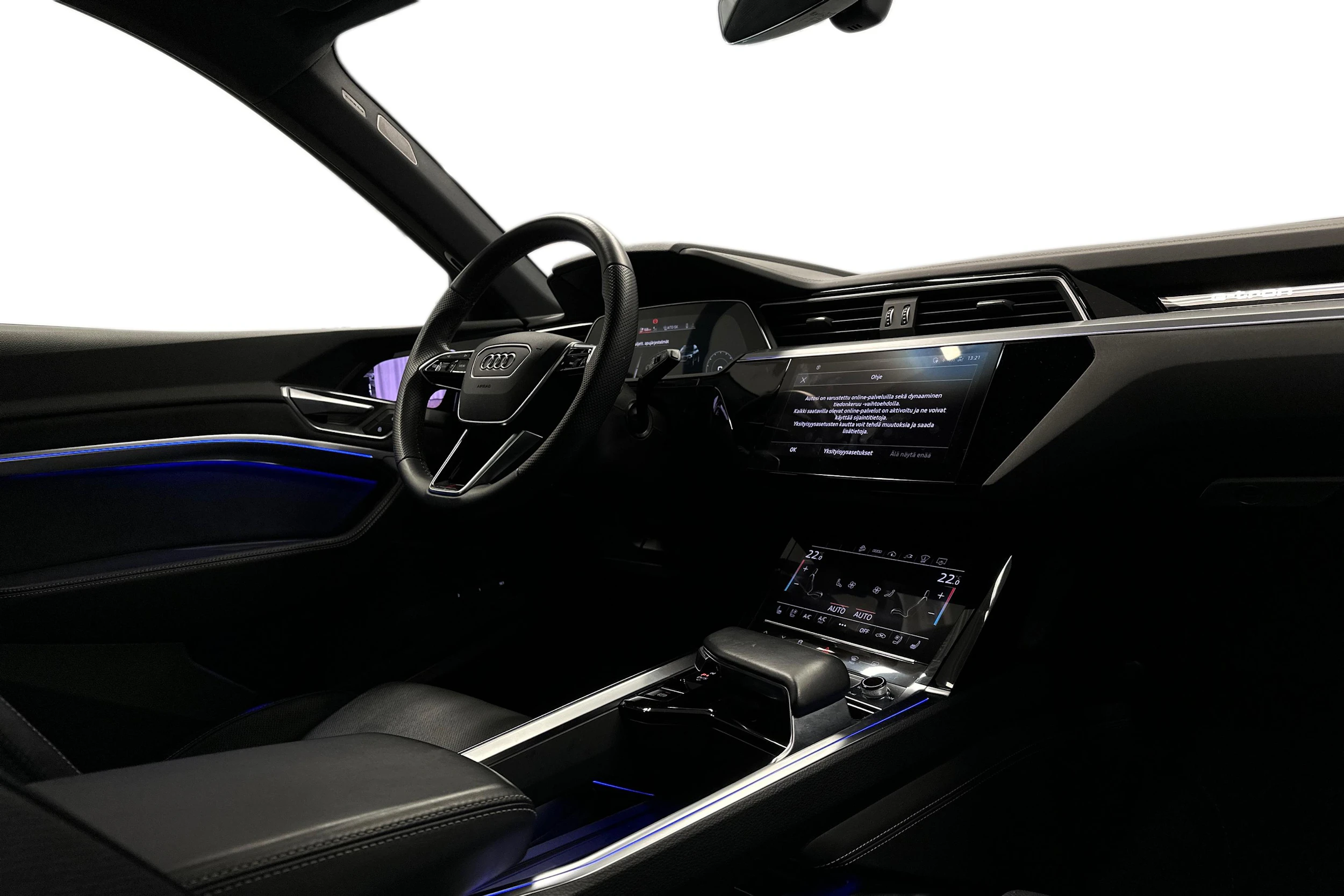 sininen Audi e-tron 2022 kuva 7.