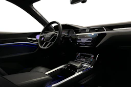 sininen Audi e-tron 2022 kuva 7.