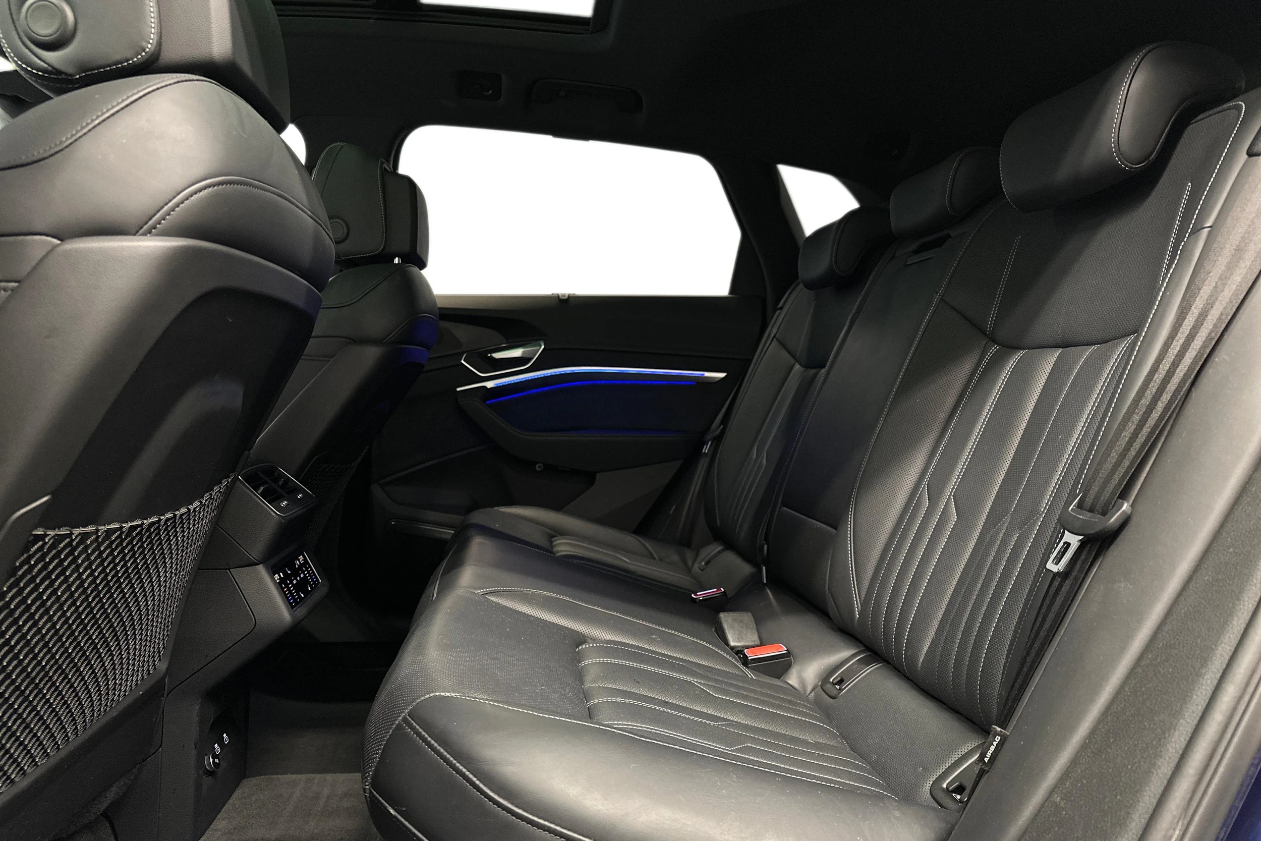 sininen Audi e-tron 2022 kuva 8.