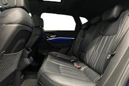 sininen Audi e-tron 2022 kuva 8.