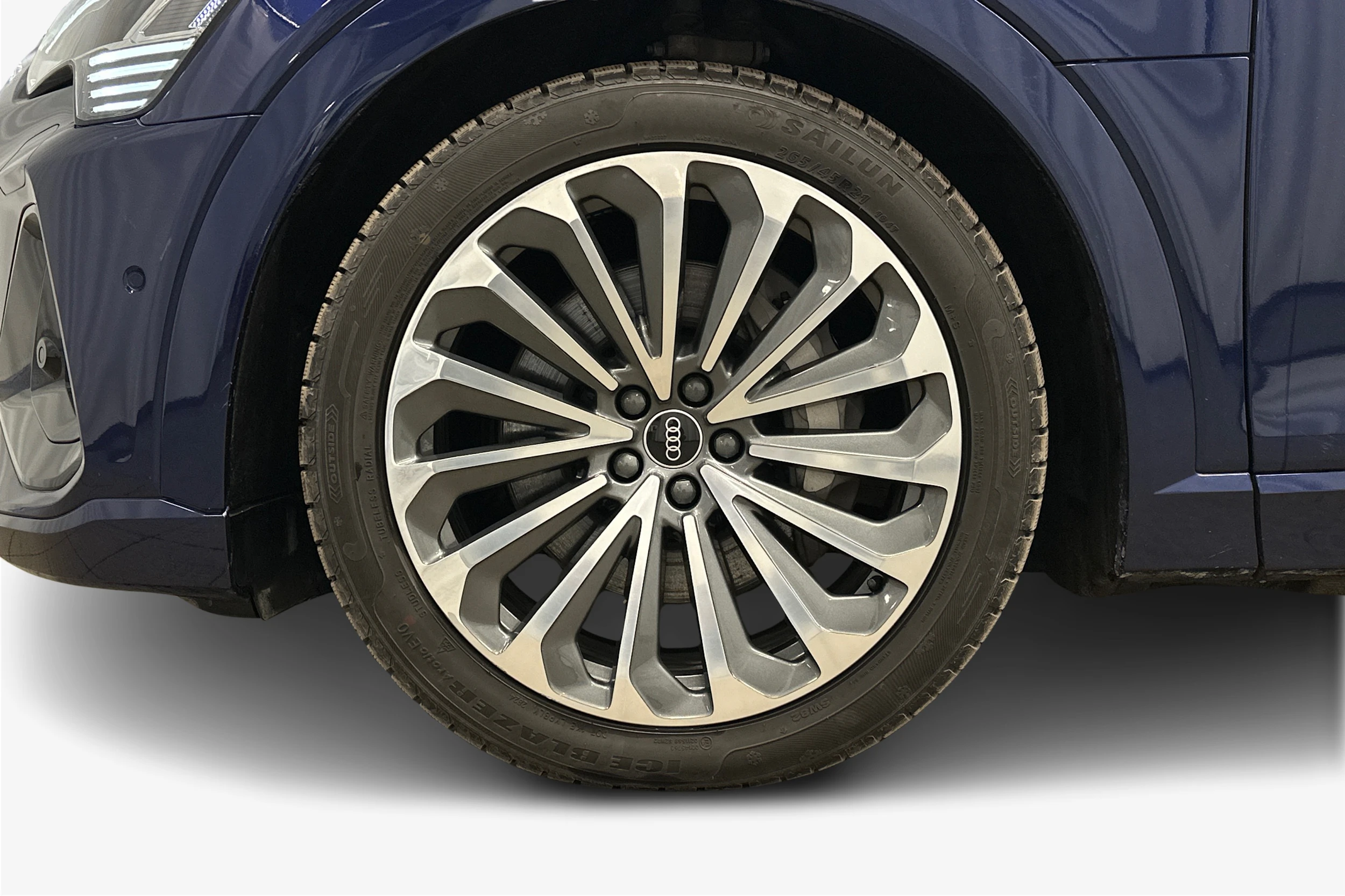 sininen Audi e-tron 2022 kuva 9.