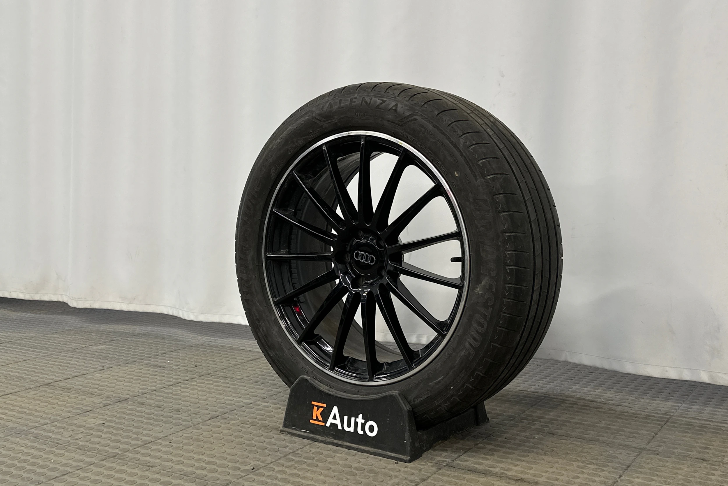 sininen Audi e-tron 2022 kuva 10.