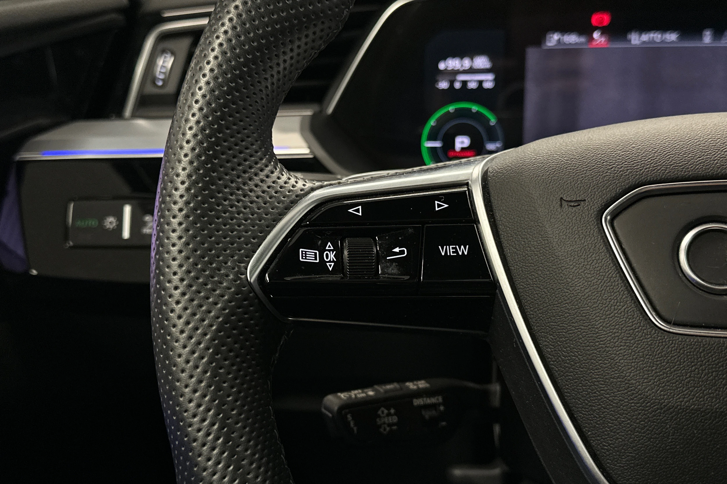 sininen Audi e-tron 2022 kuva 11.