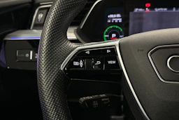 sininen Audi e-tron 2022 kuva 11.