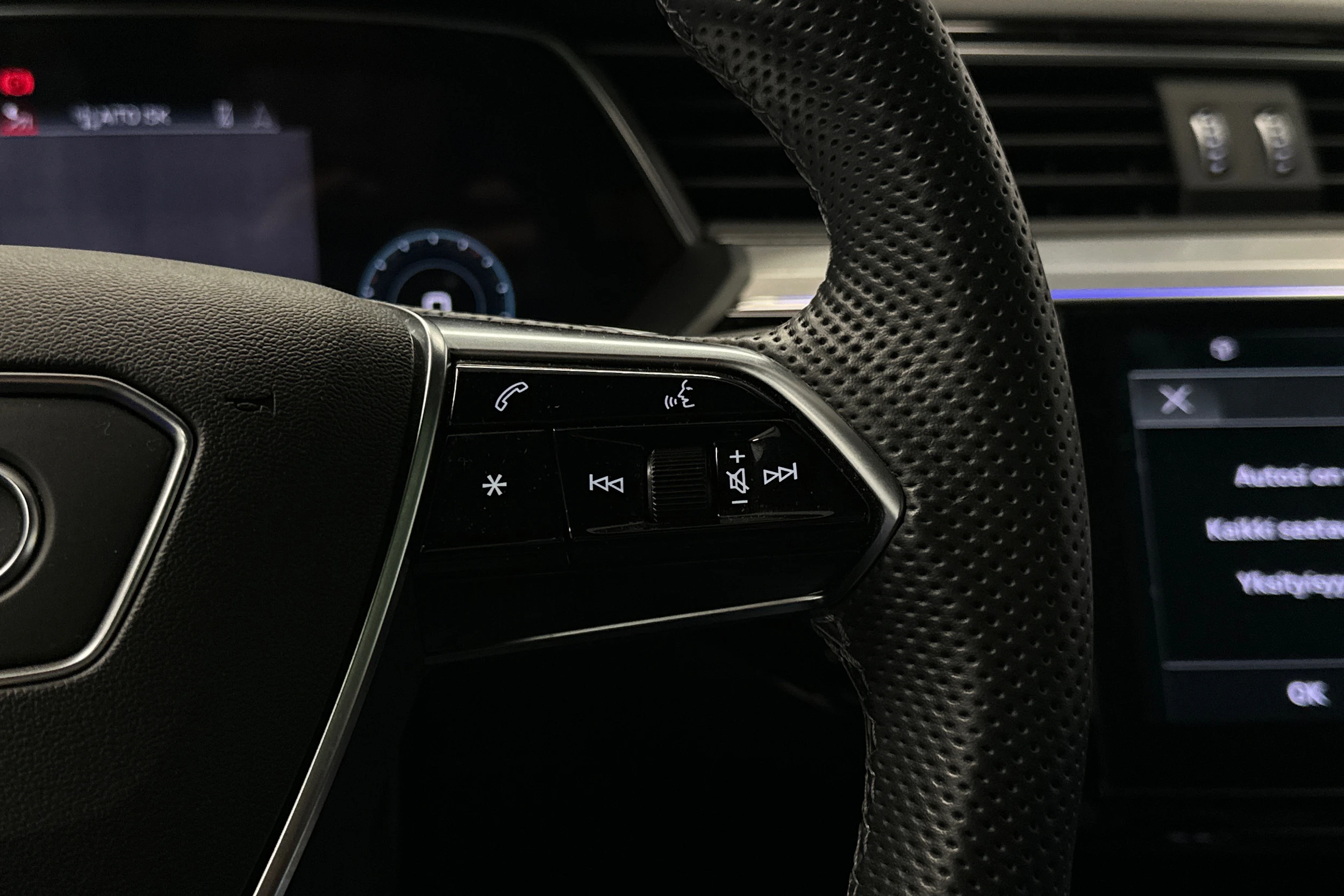 sininen Audi e-tron 2022 kuva 12.