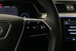 sininen Audi e-tron 2022 kuva 12.