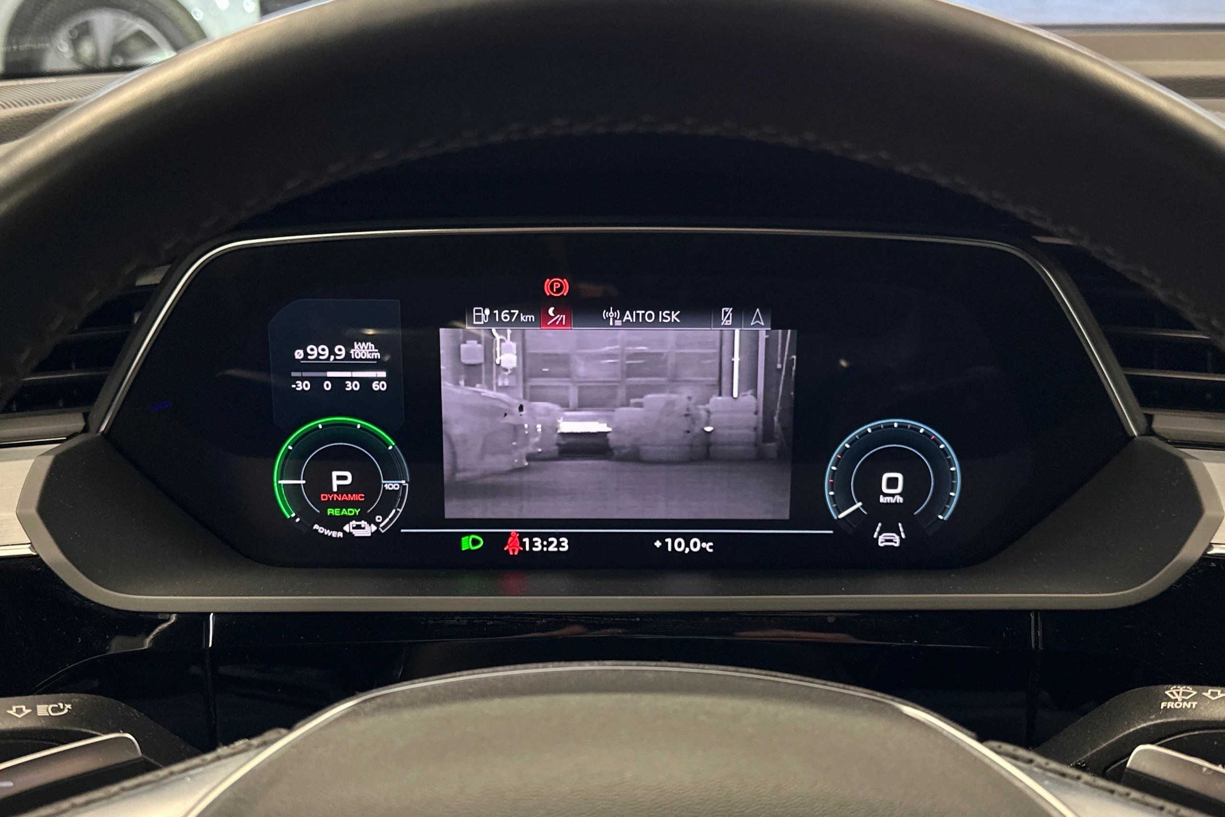 sininen Audi e-tron 2022 kuva 13.