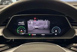 sininen Audi e-tron 2022 kuva 13.