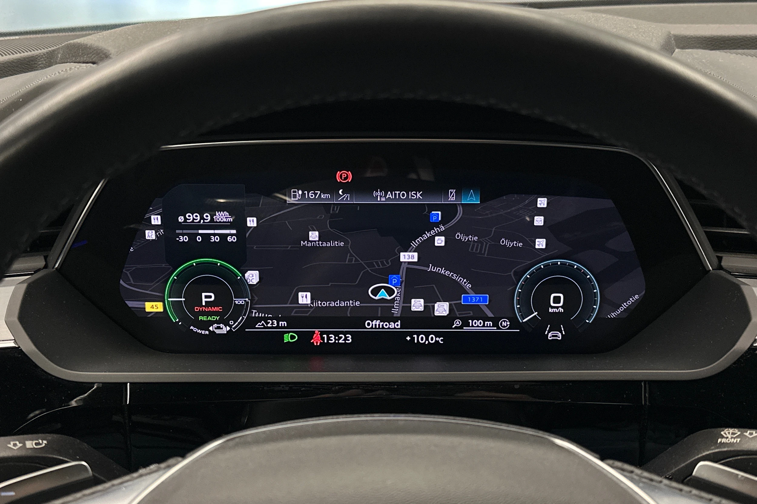 sininen Audi e-tron 2022 kuva 14.