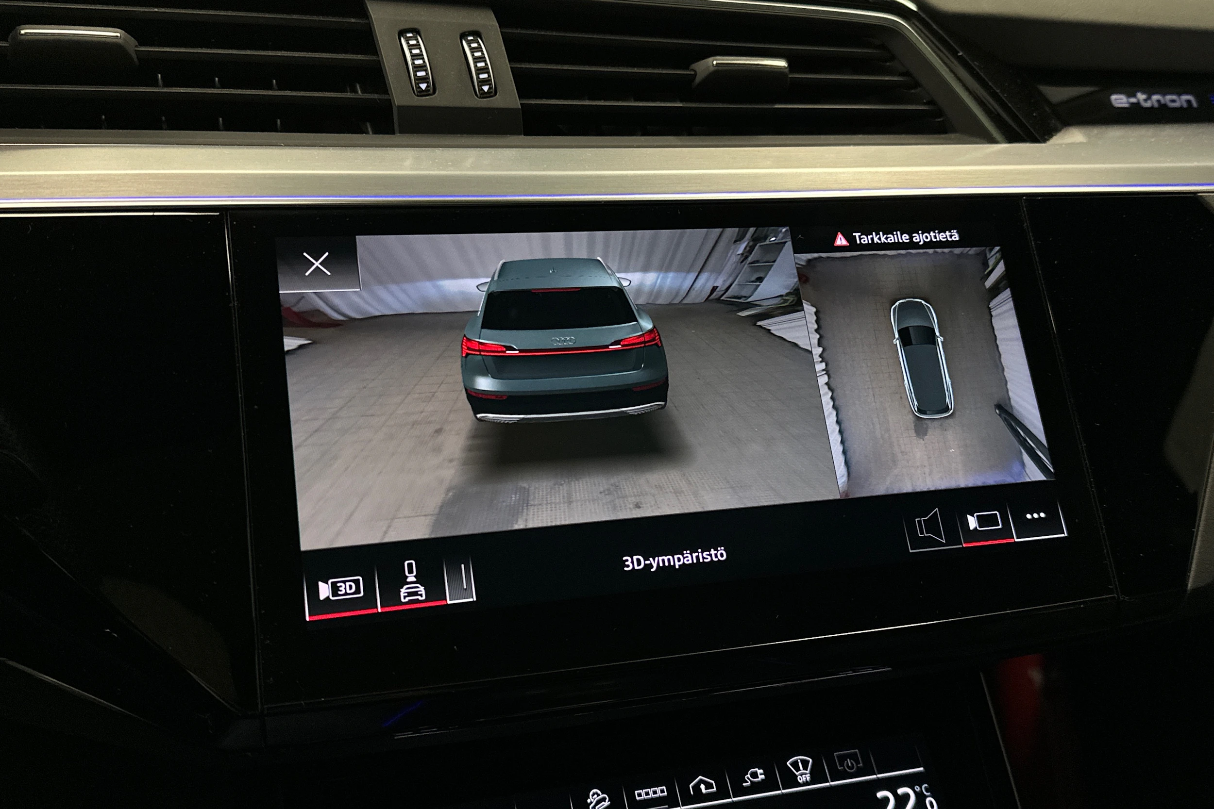 sininen Audi e-tron 2022 kuva 16.