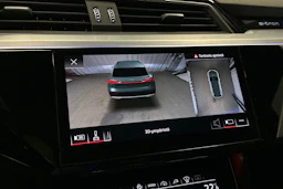 sininen Audi e-tron 2022 kuva 16.