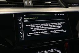 sininen Audi e-tron 2022 kuva 17.